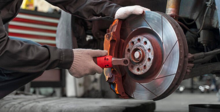 worker-repairing-car-side-view worker-repairing-car-side-view